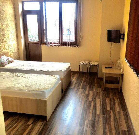 اتاق استاندارد سه تخته با بالکن, Private House