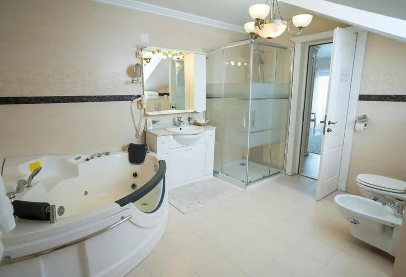 اتاق لوکس با تخت بزرگ, Villa Alice