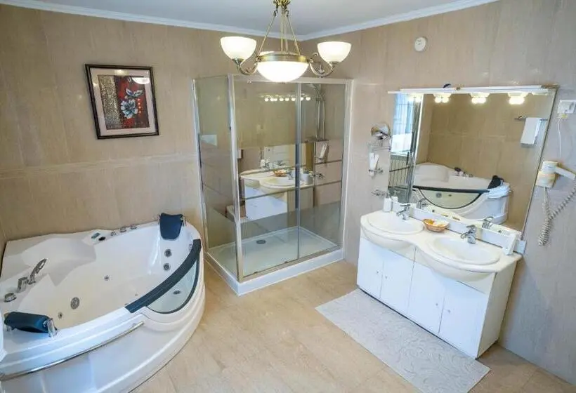 اتاق لوکس با تخت بزرگ, Villa Alice