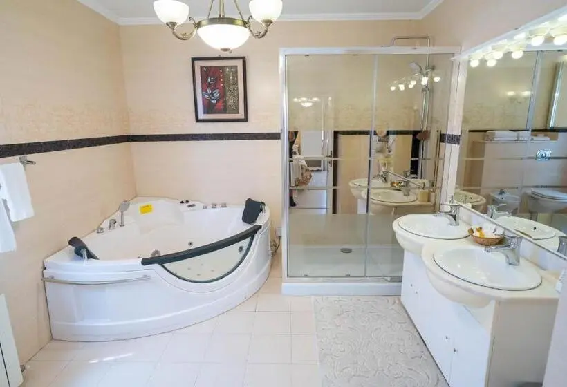 اتاق لوکس با تخت بزرگ, Villa Alice