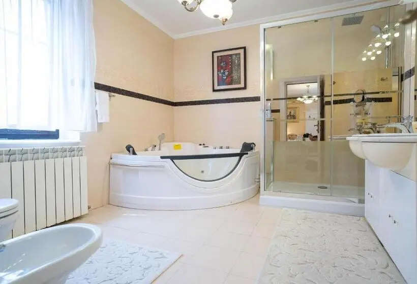 اتاق لوکس با تخت بزرگ, Villa Alice