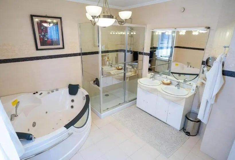 اتاق لوکس با تخت بزرگ, Villa Alice