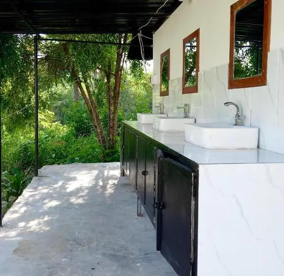 ルームシェアのワンベッド, Koh Rong Lagoon