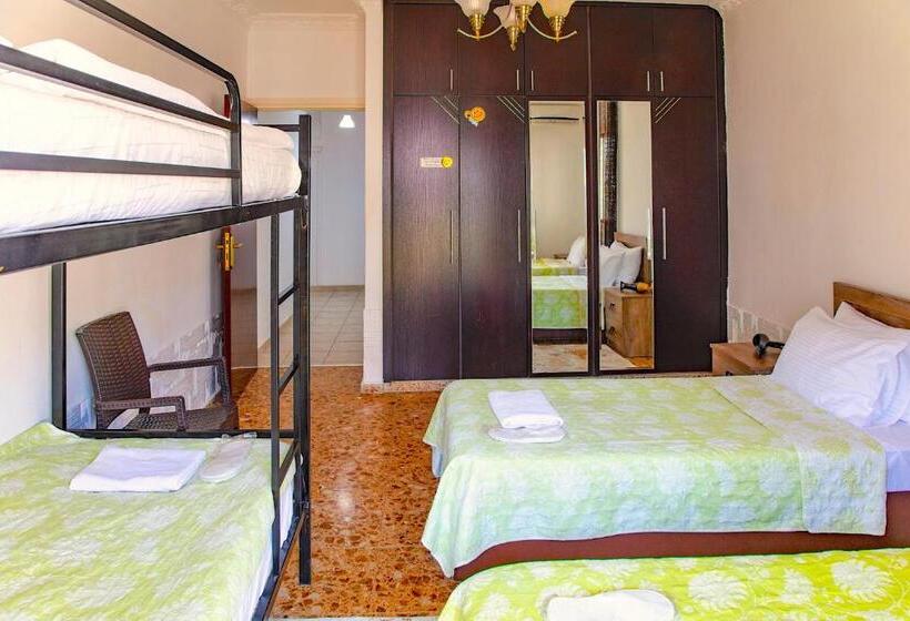 Трехместный Номер Стандарт с Балконом, Enter Hostel