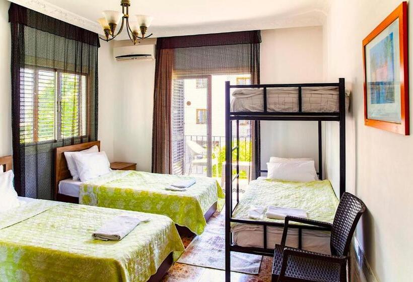 Трехместный Номер Стандарт с Балконом, Enter Hostel