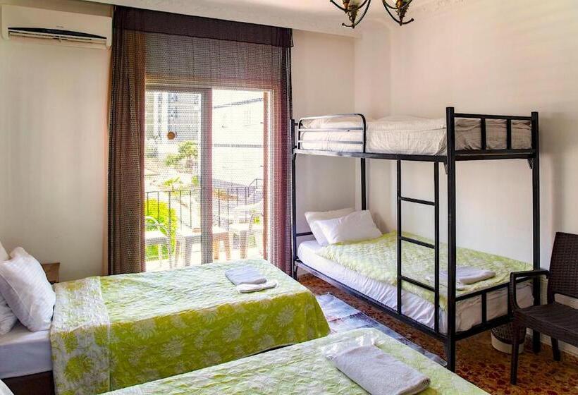 Трехместный Номер Стандарт с Балконом, Enter Hostel