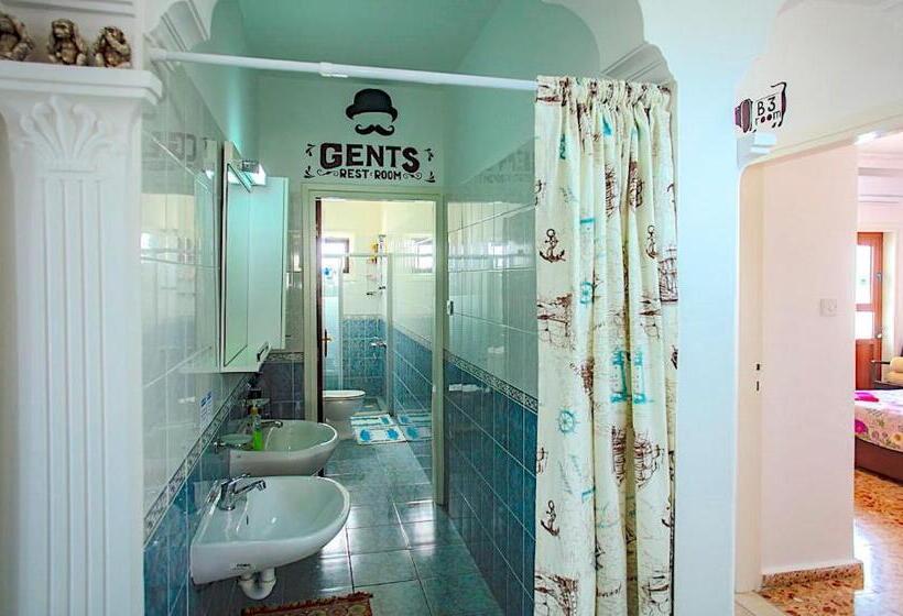 Трехместный Номер Стандарт с Балконом, Enter Hostel