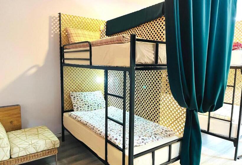 Трехместный Номер Стандарт с Балконом, Enter Hostel