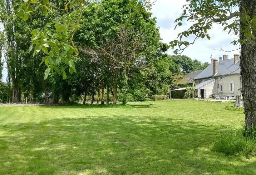 ガーデンビュースタンダードルーム, La Ferme De L Isle Et Sa Roulotte