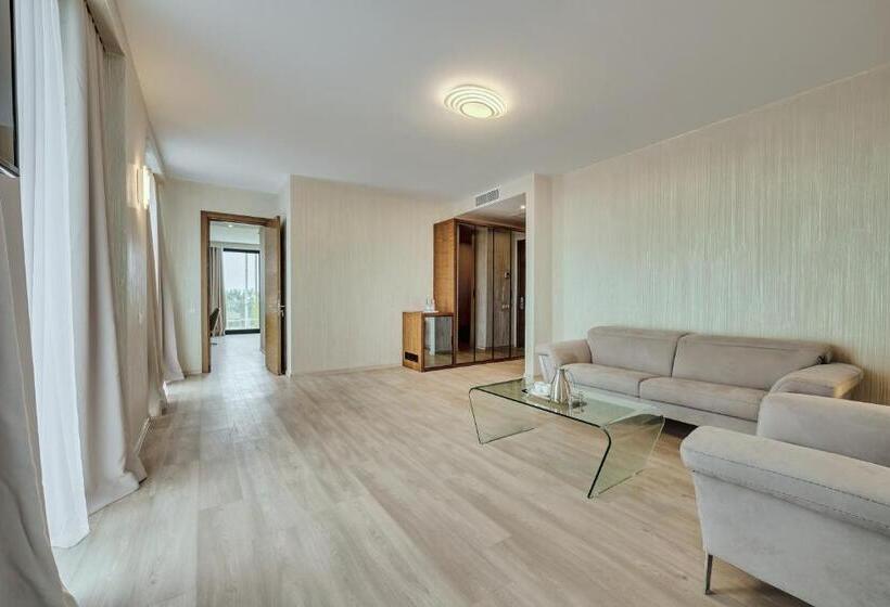 سوییت با چشم‌انداز دریا, Magnika Resort