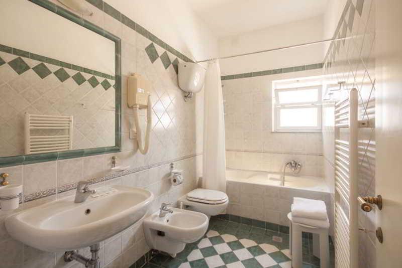 اتاق استاندارد سه نفره, Albergo Chiusarelli