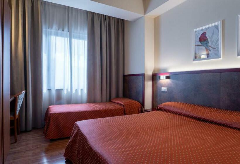 标准三人间, Centrale