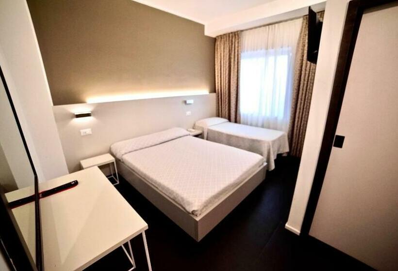 标准三人间, Centrale