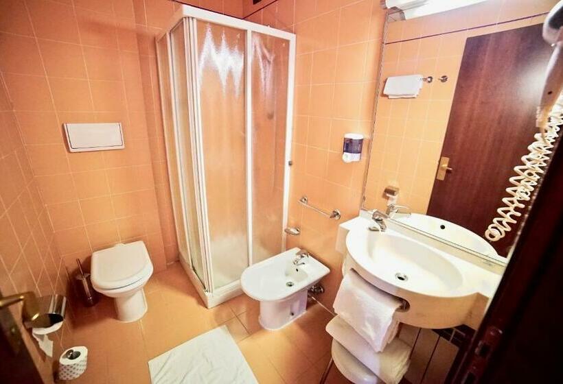 标准三人间, Centrale