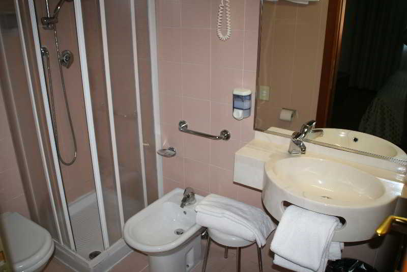 标准单人间, Centrale