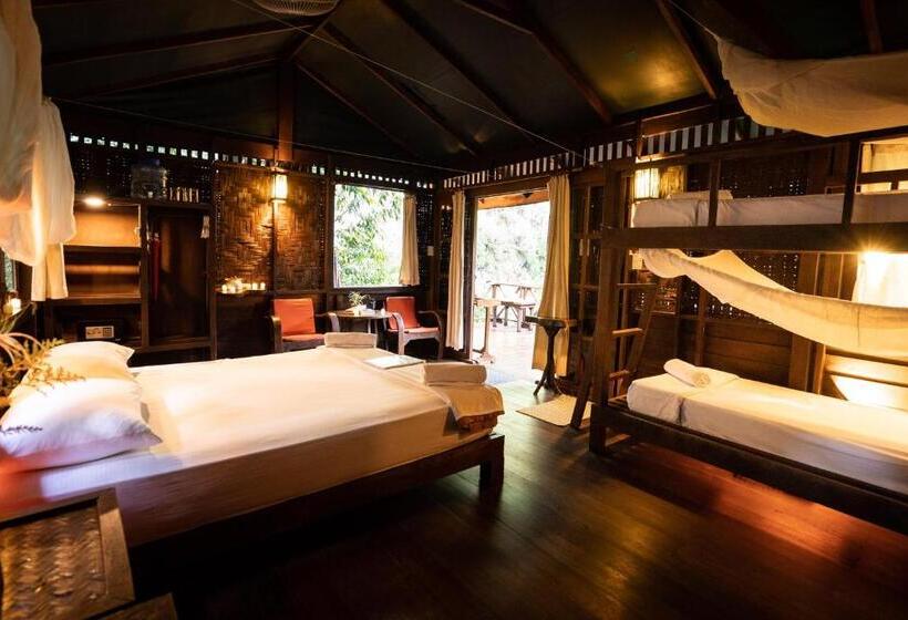 غرفة عائلية, Our Jungle House