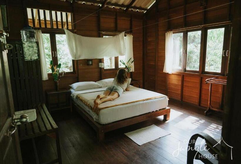 بنجلو عائلى, Our Jungle House