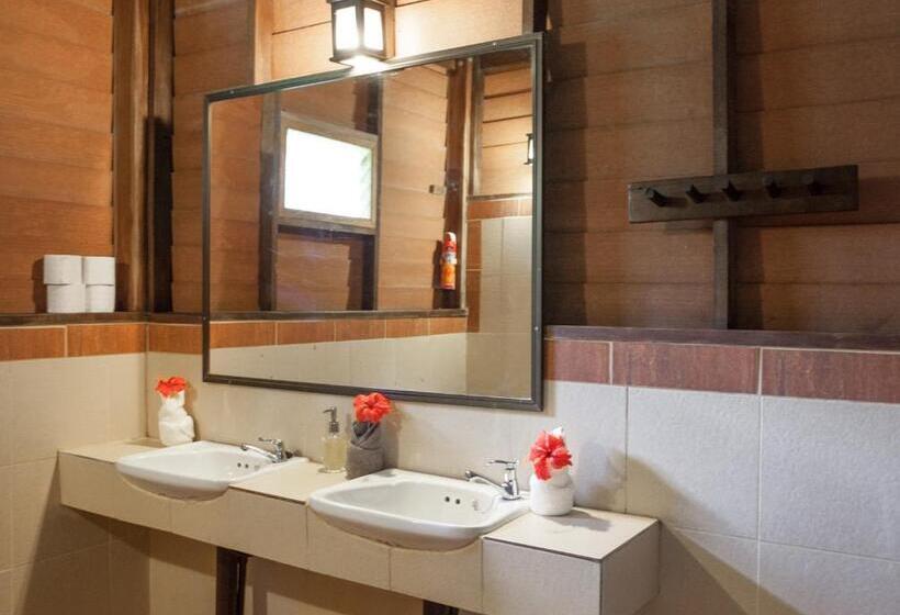 بنجلو عائلى, Our Jungle House