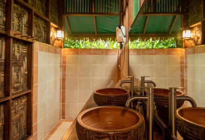 غرفة عائلية, Our Jungle House