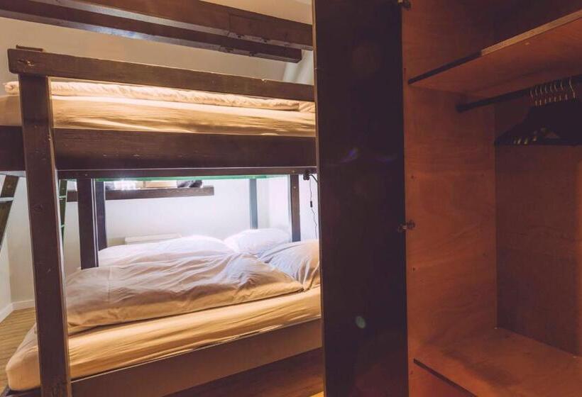 스탠다드 4인용 룸 공용 욕실, Edelfuchs Lodge