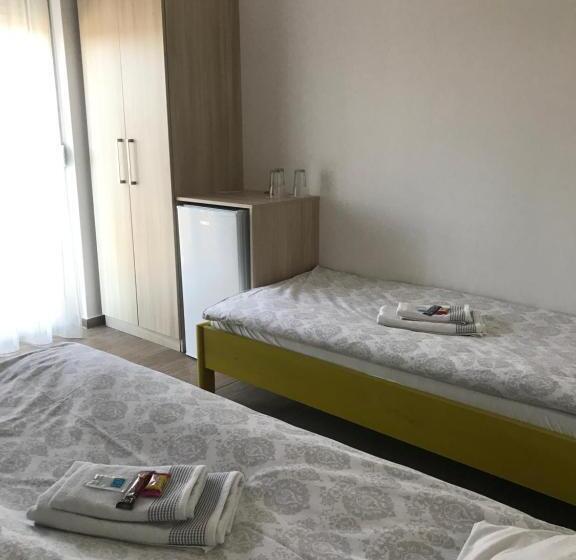 اتاق استاندارد سه تخته با سرویس بهداشتی مشترک, Villa Ponte