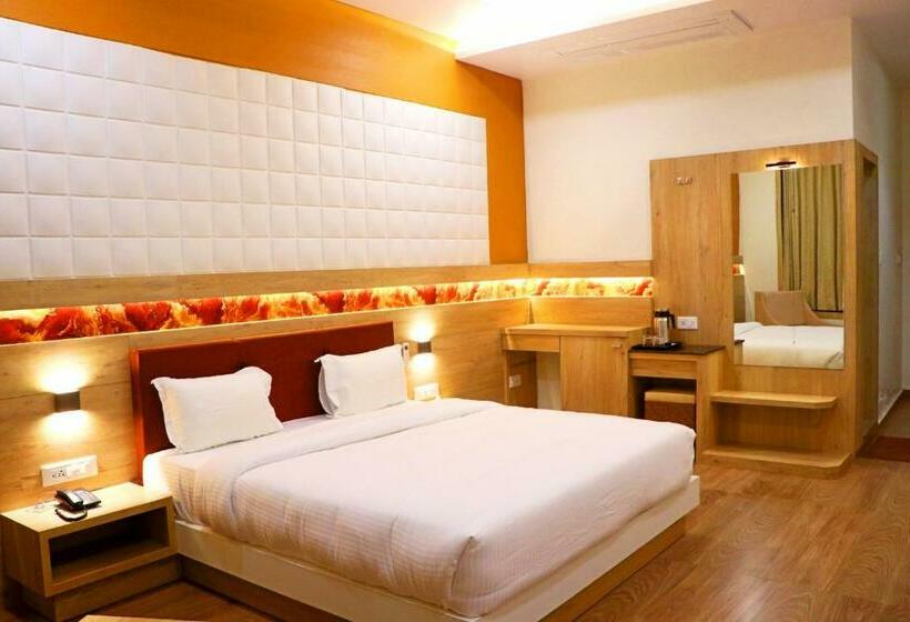 חדר דחוקס עם מיטת קינג, The Grand Astoria Somanth