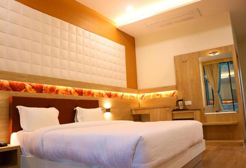 חדר דחוקס עם מיטת קינג, The Grand Astoria Somanth