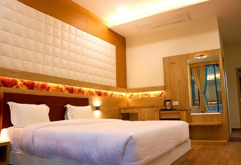 חדר דחוקס עם מיטת קינג, The Grand Astoria Somanth