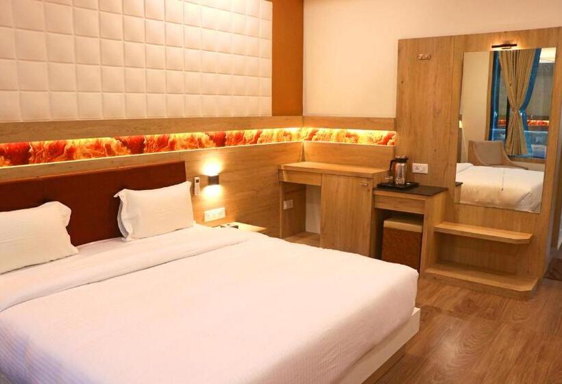 חדר דחוקס עם מיטת קינג, The Grand Astoria Somanth