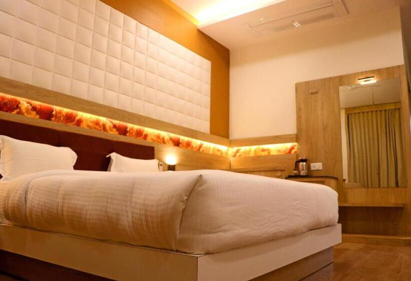 חדר דחוקס עם מיטת קינג, The Grand Astoria Somanth