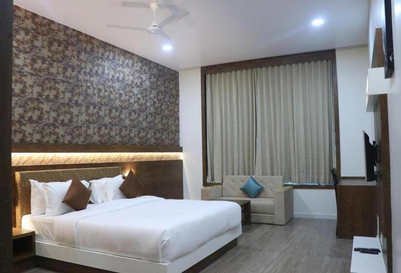 חדר דחוקס עם מיטת קינג, The Grand Astoria Somanth