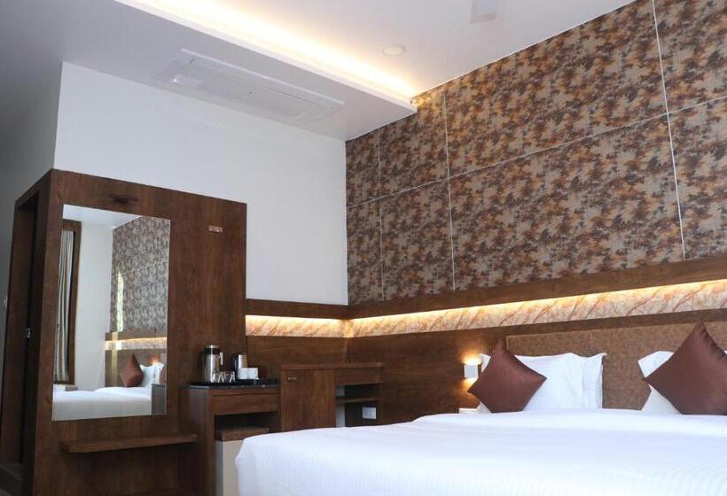 חדר דחוקס עם מיטת קינג, The Grand Astoria Somanth