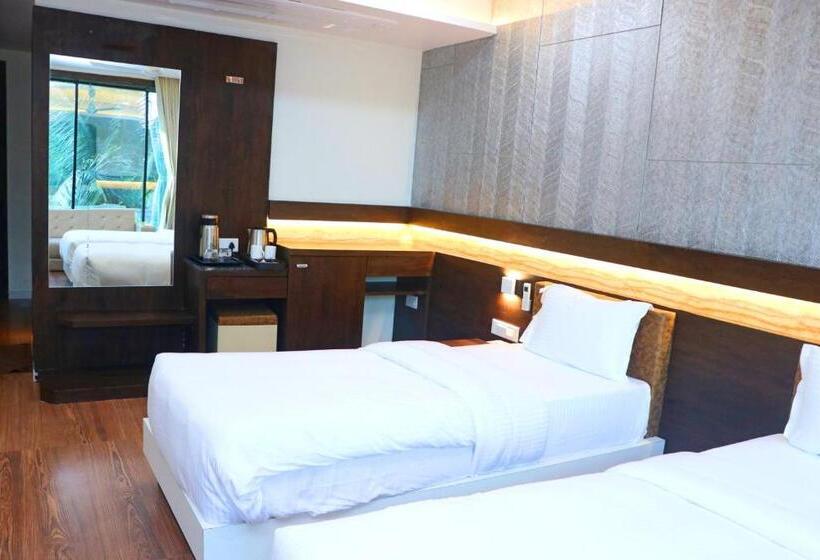 חדר דחוקס עם מיטת קינג, The Grand Astoria Somanth