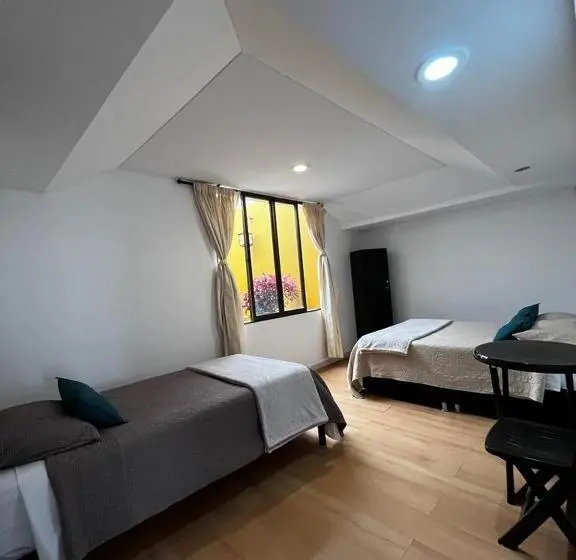 Standardi kolmen hengen huone ulkopuolinen kylpyhuone, Hostal Amanari