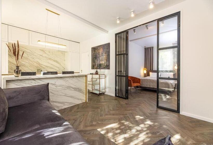 اتاق خانوادگی, N 22