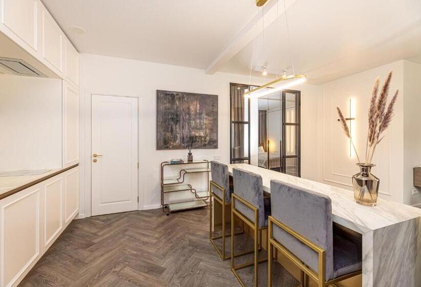 اتاق خانوادگی, N 22