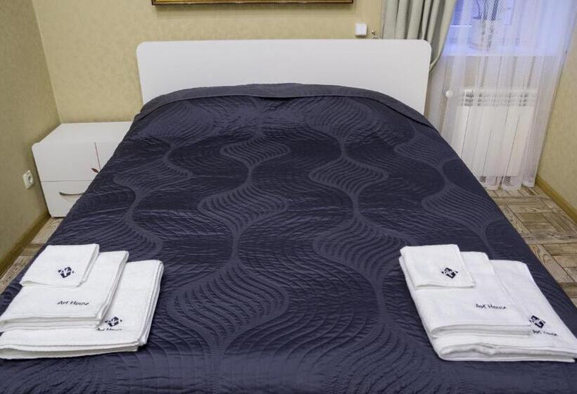 اتاق استاندارد با سرویس بهداشتی مشترک, Art House Hostel