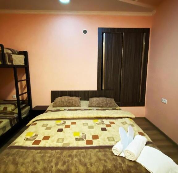 4인용 수피리어 룸, Domino Yerevan Hostel