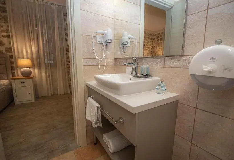 اتاق لوکس با تخت بزرگ, Antika Guesthouse