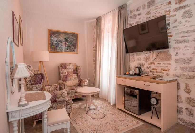 اتاق لوکس با تخت بزرگ, Antika Guesthouse