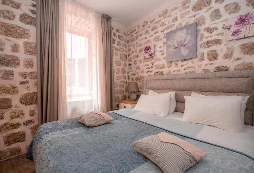 اتاق لوکس با تخت بزرگ, Antika Guesthouse