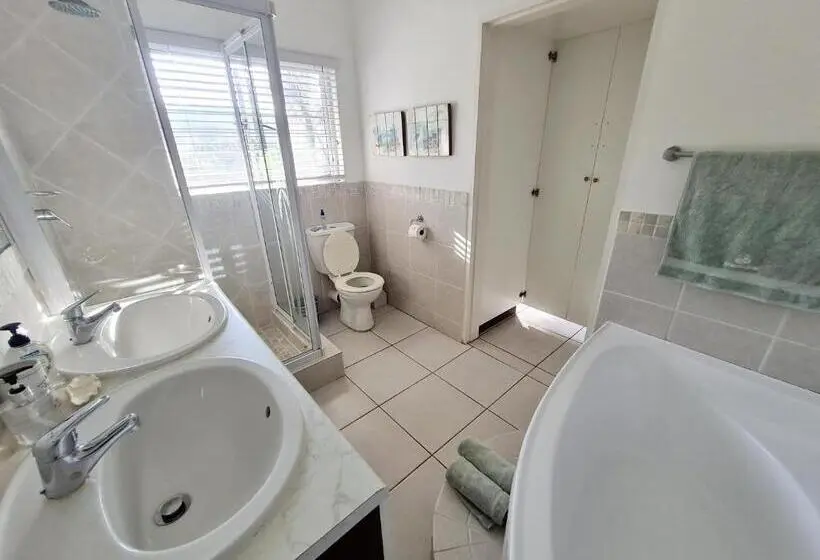 オーシャンビュースタンダードルームバルコニー付き, Shaka S Seat Guesthouse