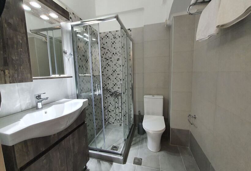 חדר סטנדרט לשלושה, Erato