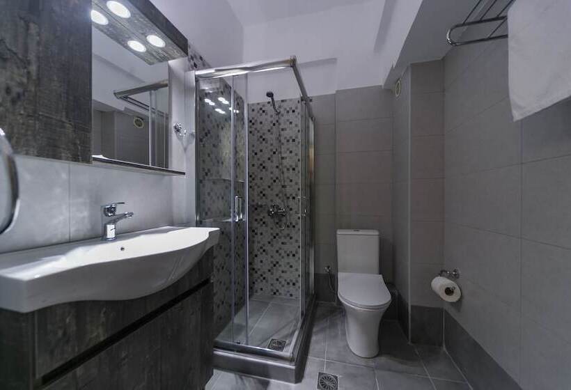 חדר סטנדרט לשלושה, Erato