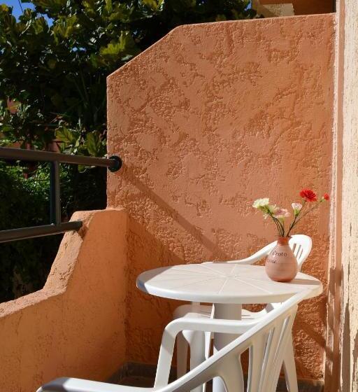 חדר סטנדרט לשלושה, Erato