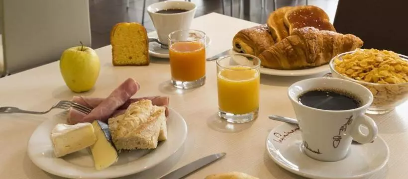キングサイズベッドのスタンダードルーム, Brit Hotel Confort Le Limouzi Tulle