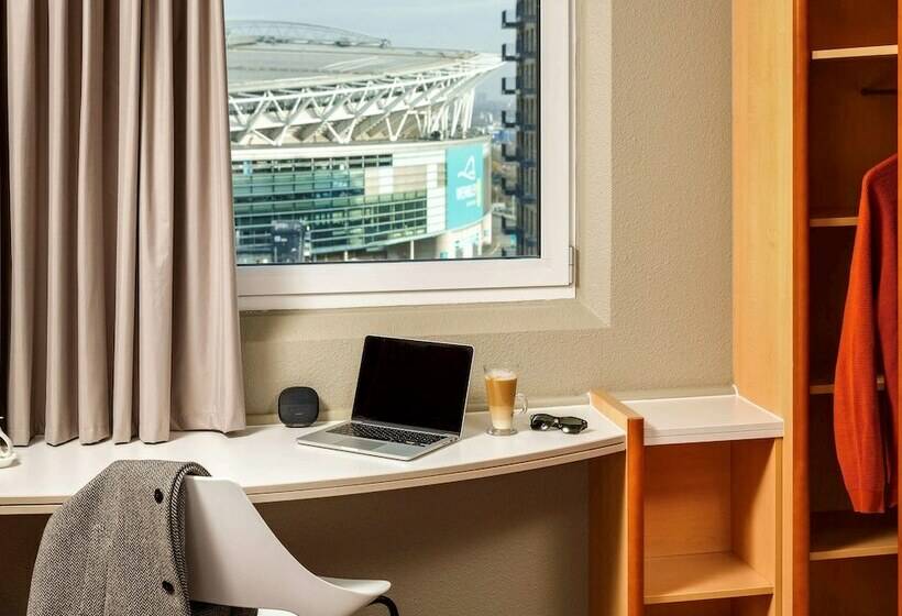 Номер Стандарт, Ibis London Wembley