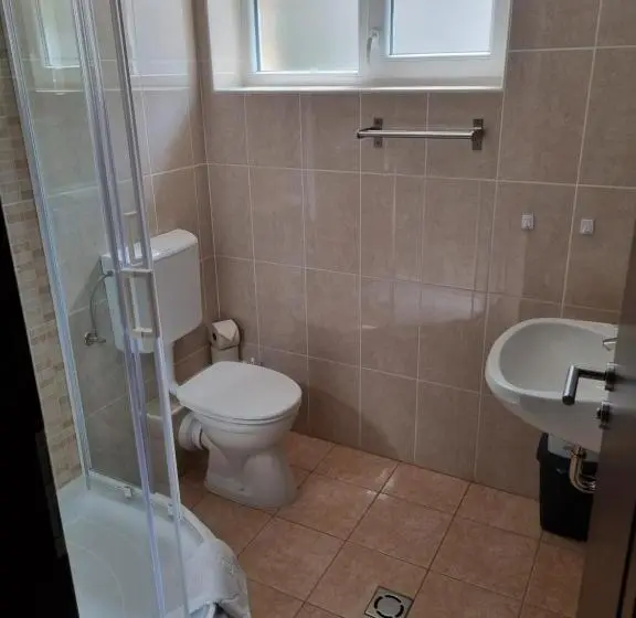 اتاق استاندارد, ádám Apartmanház