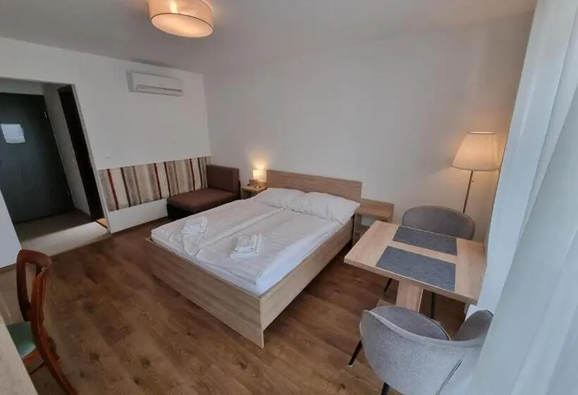 اتاق استاندارد, ádám Apartmanház