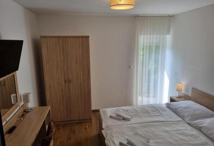 Апартаменты 2 Спальни с Балконом, ádám Apartmanház